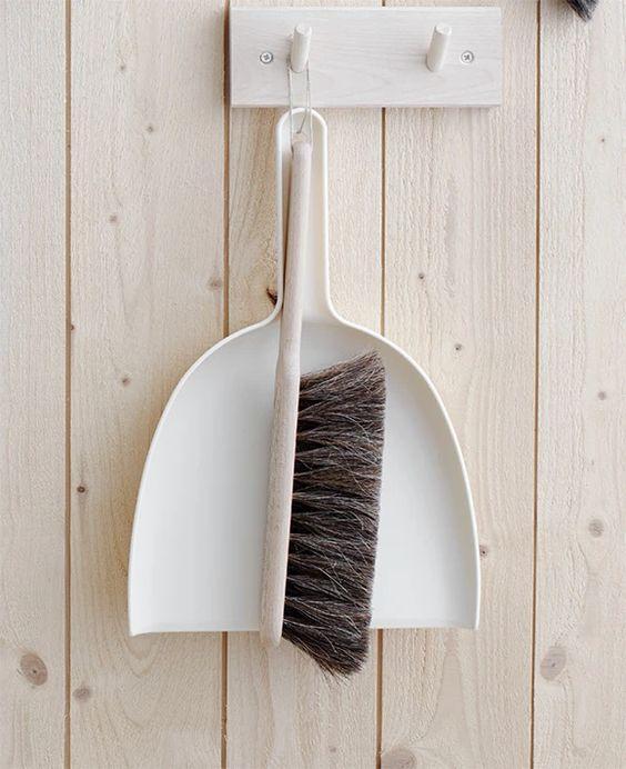 Iris Hantverk - Dustpan & Brush Set (Beech, Horse hair) - Slowood